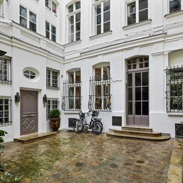 The grand entrance of this Parisian apartment