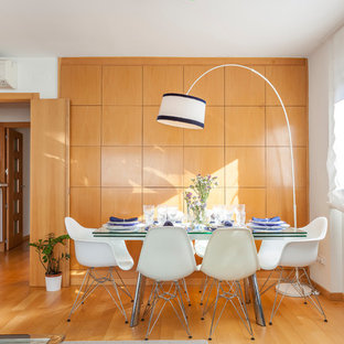 Inspiration för en mellanstor vintage separat matplats, med metallisk väggfärg, mellanmörkt trägolv och orange golv