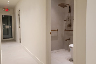 Example of a minimalist bathroom design in Los Angeles