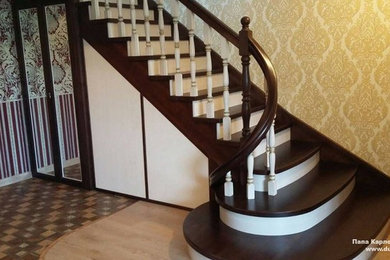 Пример оригинального дизайна: угловая деревянная лестница среднего размера с деревянными ступенями и деревянными перилами