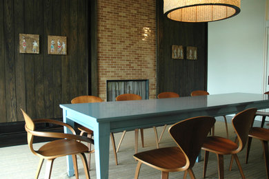Example of a minimalist dining room design in New York