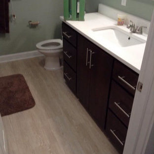 Ispirazione per una stanza da bagno con doccia moderna di medie dimensioni con ante lisce, ante in legno bruno, piastrelle grigie, pavimento in vinile, lavabo sottopiano, top in quarzo composito e pavimento bianco