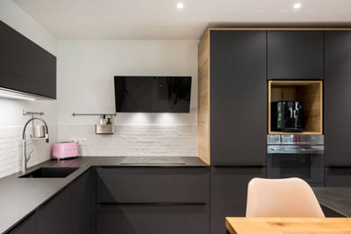 Example of a trendy kitchen design with an island