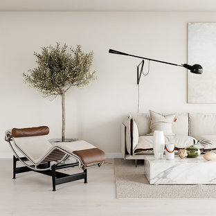 Landhausstil Wohnzimmer mit weißer Wandfarbe und hellem Holzboden