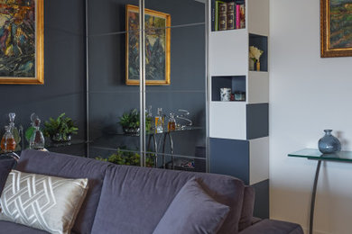 Ejemplo de sala de estar tradicional de tamaño medio con paredes azules y suelo de madera clara