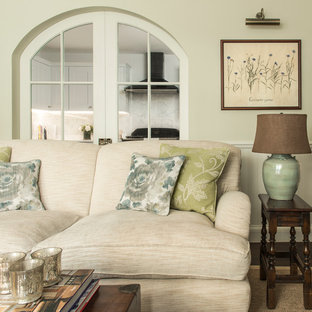 Idee per un piccolo soggiorno chic con pareti verdi e parquet scuro