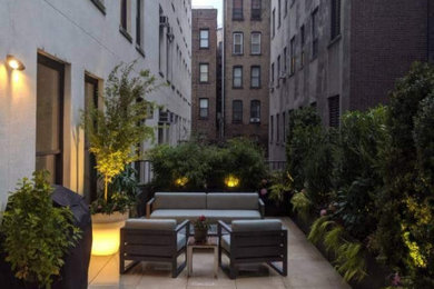 Photo of a contemporary rooftop garden in New York.