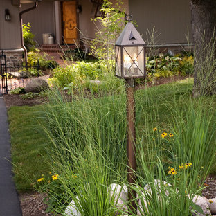 Mittelgroßer, Halbschattiger Stilmix Vorgarten im Sommer mit Auffahrt, Gartenweg und Pflasterklinker in Milwaukee