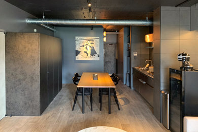Diseño de comedor de cocina negro minimalista de tamaño medio sin chimenea con paredes grises, suelo de madera pintada, suelo gris, vigas vistas y machihembrado