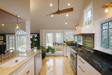 Kitchen - traditional kitchen idea in New York