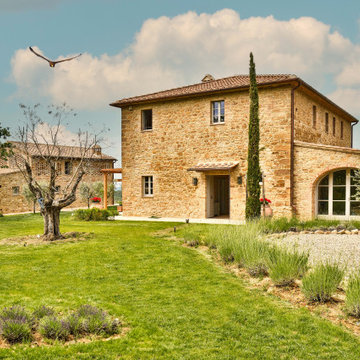 Restauro e ristrutturazione di casale toscano con fienile, piscina e giardino