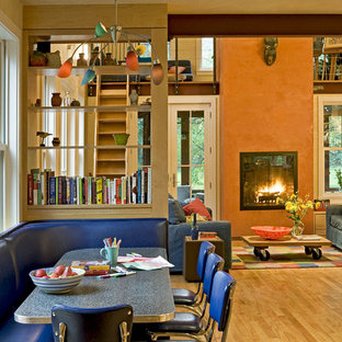 Idéer för att renovera ett funkis allrum med öppen planlösning, med orange väggar och en standard öppen spis