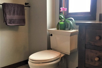 Источник вдохновения для домашнего уюта: ванная комната среднего размера в стиле неоклассика (современная классика) с полом из цементной плитки, серым полом, раздельным унитазом, серыми стенами, ванной в нише, душем над ванной, накладной раковиной, шторкой для ванной, душевой кабиной, фасадами островного типа, темными деревянными фасадами, столешницей из дерева и коричневой столешницей