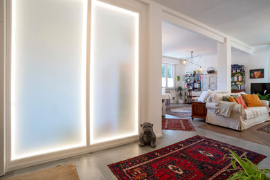 Foto di un ampio soggiorno minimal stile loft con sala formale, pavimento in gres porcellanato, parete attrezzata, pavimento grigio e tappeto