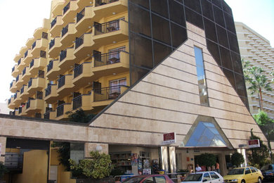Fachada principal de edificación de uso hotelero.