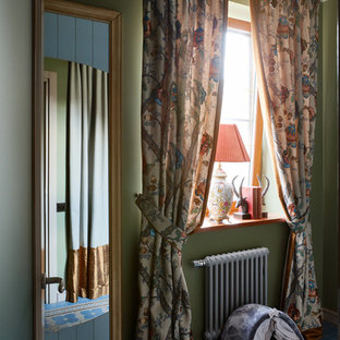 Inspiration för små klassiska hallar, med gröna väggar och blått golv