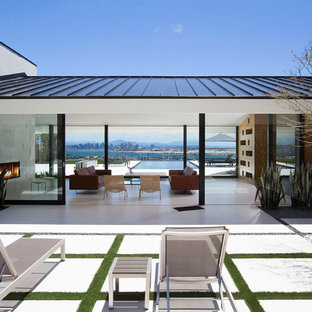 Lloyd Ruocco House "50 Shades of White"