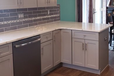 Kitchen - farmhouse kitchen idea in Philadelphia