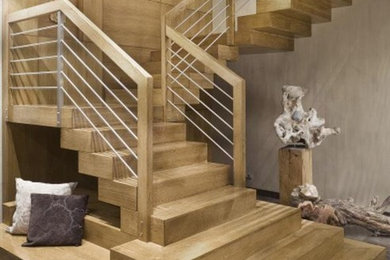 Свежая идея для дизайна: большая п-образная деревянная лестница в стиле неоклассика (современная классика) с деревянными ступенями и деревянными перилами - отличное фото интерьера