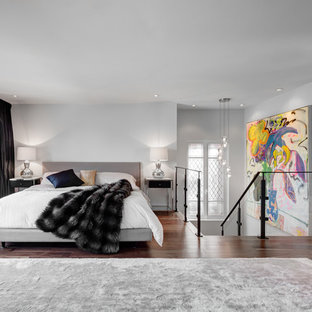 Réalisation d'une chambre parentale design de taille moyenne avec un mur blanc, un sol en bois foncé, une cheminée ribbon et un manteau de cheminée en carrelage.