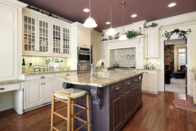 Kitchen photo in Los Angeles