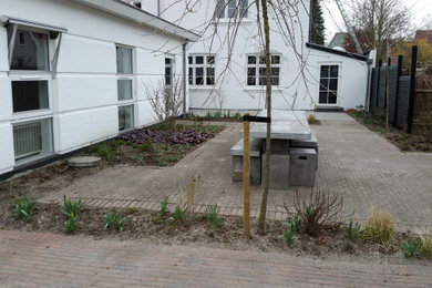 This is an example of a modern patio in Odense.