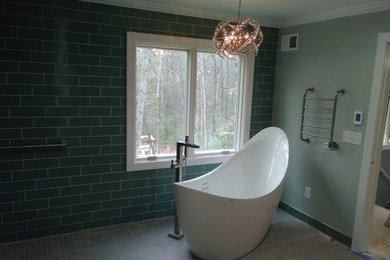 Imagen de cuarto de baño principal clásico extra grande con bañera exenta, ducha a ras de suelo, baldosas y/o azulejos verdes, paredes verdes, suelo de baldosas de cerámica y ducha abierta