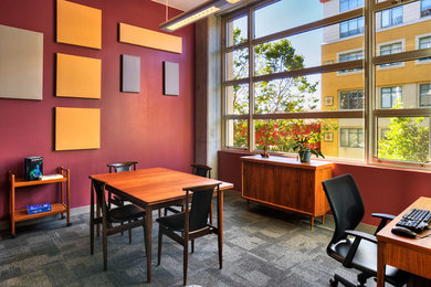 サンフランシスコにあるお手頃価格の中くらいなミッドセンチュリースタイルのおしゃれなホームオフィス・書斎の写真
