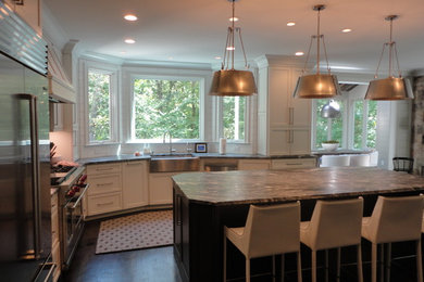 Example of a classic kitchen design in Atlanta