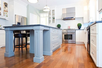 Inspiration for a timeless kitchen remodel in Montreal