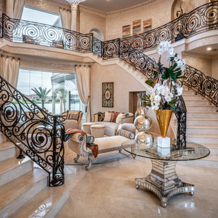 Modelo de salón para visitas abierto, mediterráneo, grande, con paredes beige, suelo de baldosas de porcelana y suelo beige