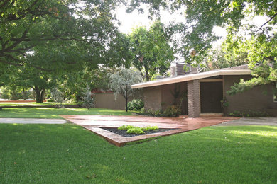 Example of a mid-century modern home design design in Oklahoma City