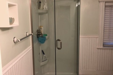 На фото: ванная комната среднего размера в классическом стиле с серым полом и душем с распашными дверями