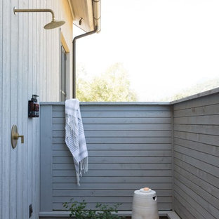 サンフランシスコのカントリー風おしゃれなデッキ (屋外シャワー) の写真