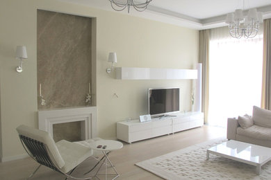Пример оригинального дизайна: гостиная комната среднего размера в современном стиле с светлым паркетным полом, подвесным камином и фасадом камина из камня