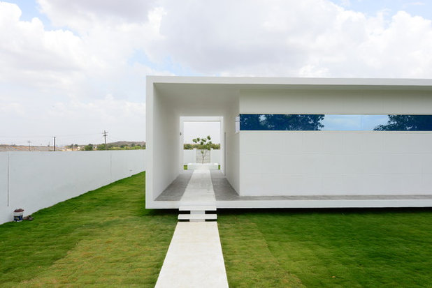 Современный Фасад дома by Aamir and Hameeda Associates