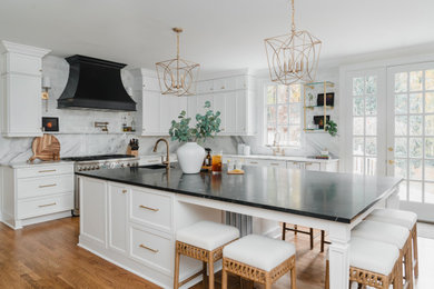 Kitchen - traditional kitchen idea in Raleigh