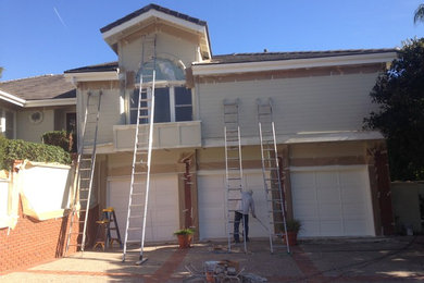 Inspiration for a mid-sized timeless home design remodel in Orange County