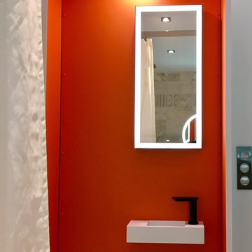Des lave-mains et des miroirs sobres et minimalistes