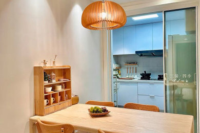 Ejemplo de comedor de cocina contemporáneo pequeño con paredes blancas, suelo de mármol y suelo gris