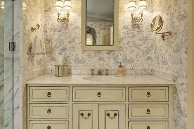 Bathroom - traditional bathroom idea in Milwaukee