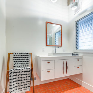 Foto di una stanza da bagno con doccia minimalista di medie dimensioni con ante lisce, ante bianche, doccia ad angolo, piastrelle bianche, piastrelle in ceramica, pareti bianche, lavabo a bacinella, top in quarzo composito, doccia aperta, top bianco, pavimento in mattoni e pavimento rosso