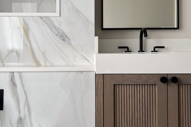 Example of a transitional bathroom design in Toronto