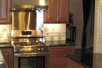 Kitchen - traditional kitchen idea in Philadelphia