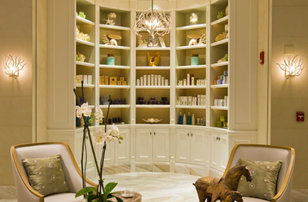Foto de despacho clásico renovado de tamaño medio con paredes beige y suelo de baldosas de porcelana