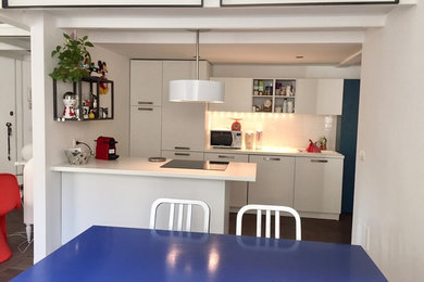 Foto di un grande soggiorno contemporaneo stile loft con parquet scuro, pareti bianche e travi a vista