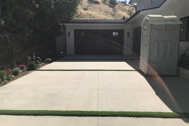 Inspiration for a modern exterior home remodel in Los Angeles