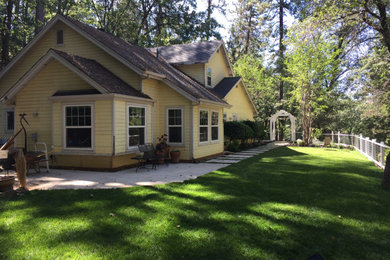 Inspiration for a farmhouse landscaping in Sacramento.