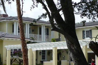 Elegant exterior home photo in Miami