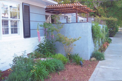 Design ideas for a mid-sized transitional partial sun backyard mulch landscaping in Sacramento for summer.